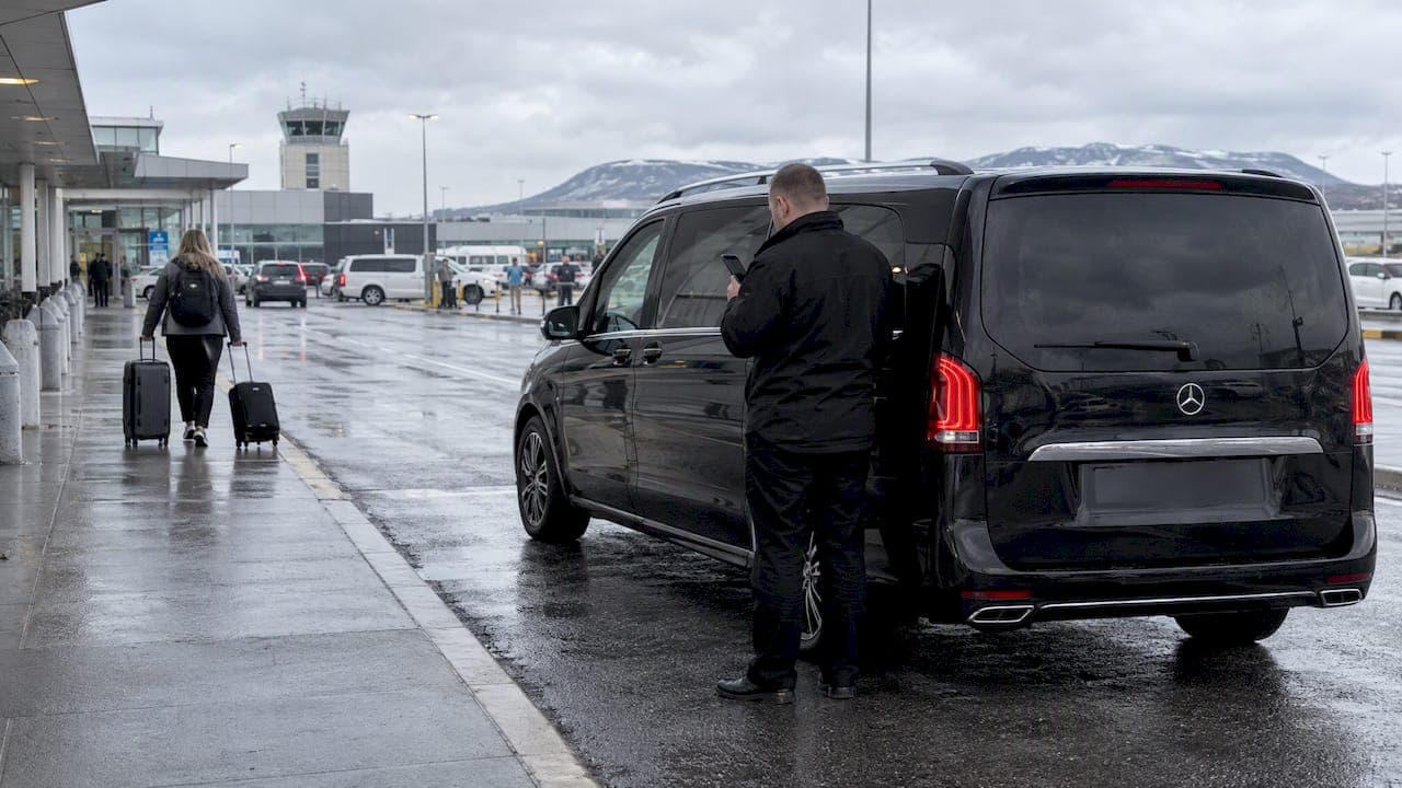 How Irish Travelers Secure a Keflavík Pickup When Flights Delay